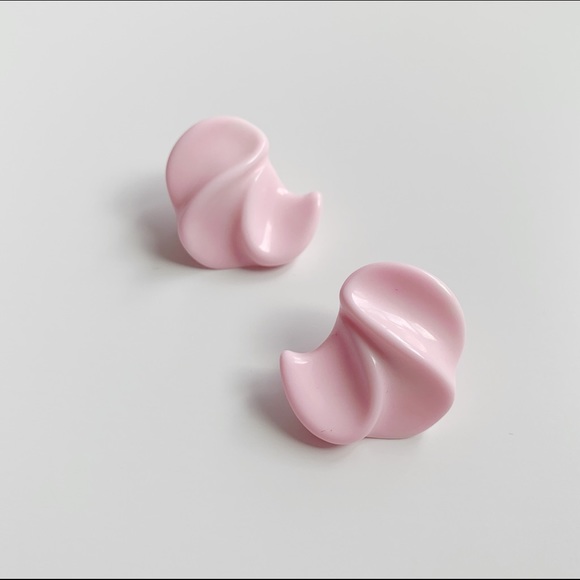 Jewelry - pastel pink 80s acrylic post back earrings 🎀